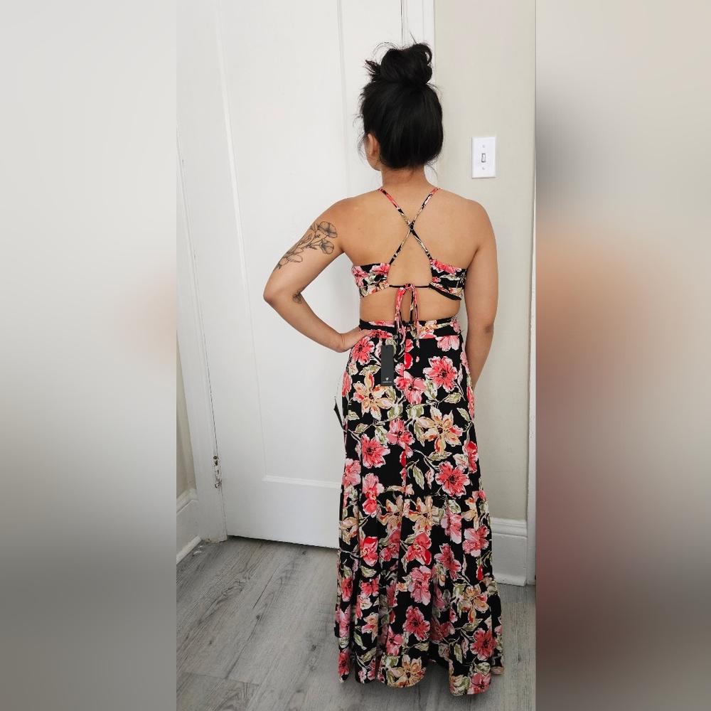 SOLD 🚫 NWT🌹Lulu's floral cutout maxi dress Small